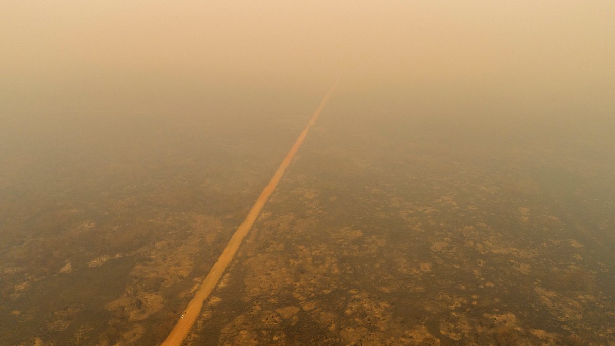 Vista general del humo que cubre parte del Pantanal brasileño por los incendios en el estado Mato Grosso, en una fotografía de archiv