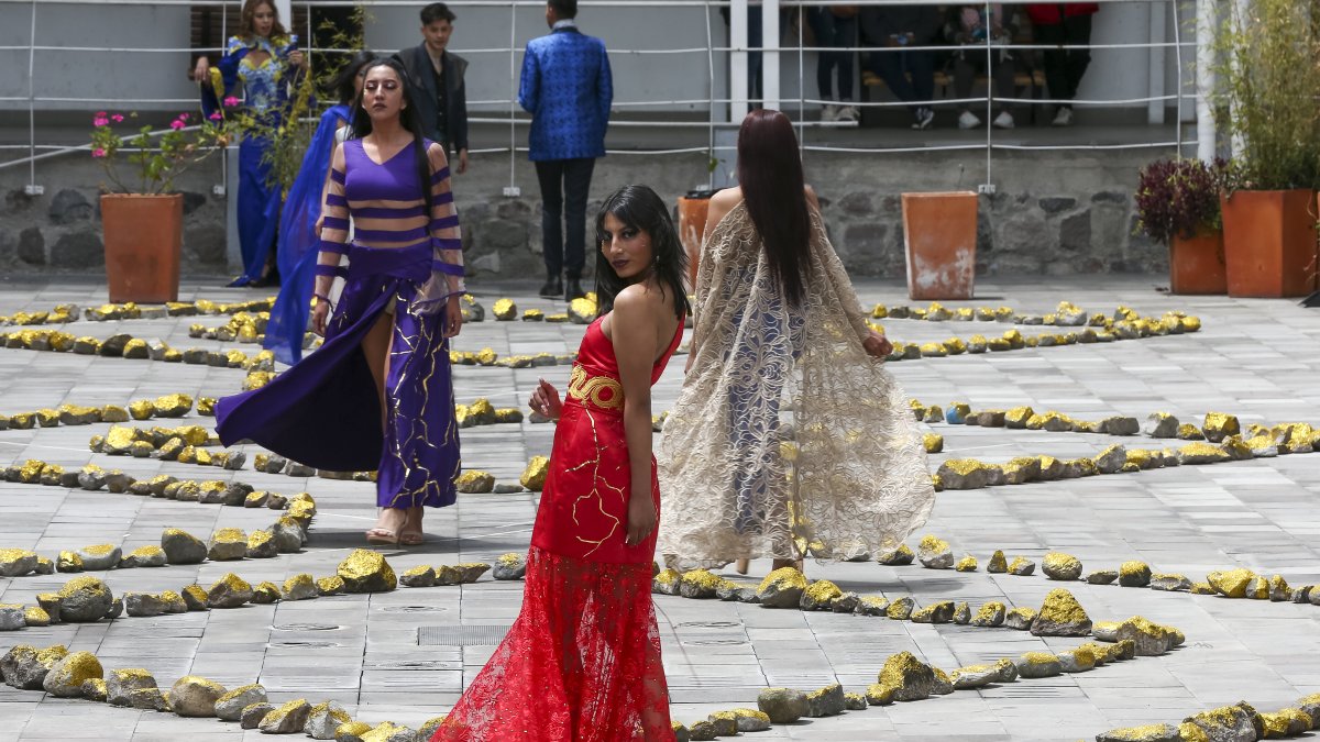 La Ruta de la Seda, la milenaria y extensa red comercial abierta por China en el siglo I a.C., y el Qhapaq Ñan.