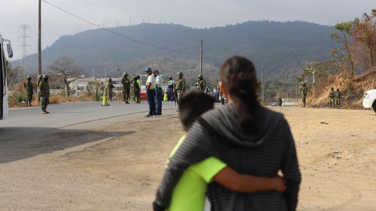 Abrazada a su hijo Mariana contó cómo ha sido vivir los dos últimos años en Socio Vivienda.