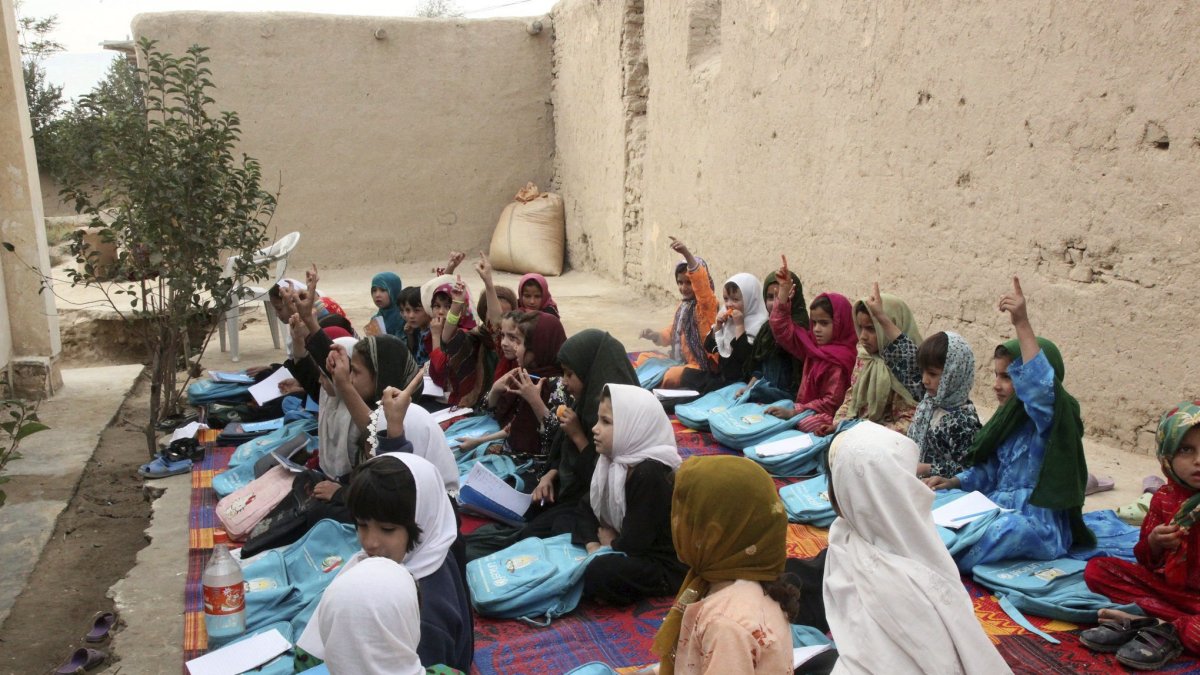 Foto de archivo de un grupo de niñas recibiendo clase en una improvisada escuela en Kunduz, Afganistán.