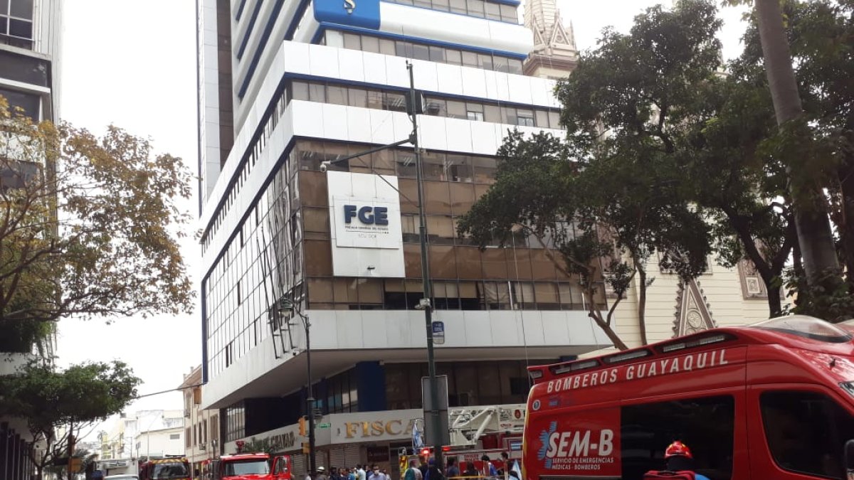 Unidades del Cuerpo de Bomberos de Guayaquil atienden emergencia en el edificio de la Fiscalía en las calles Víctor Manuel Rendón y Córdova, en el centro de Guayaquil.