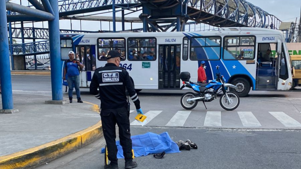 El conductor que atropelló al hombre se dio a la fuga.