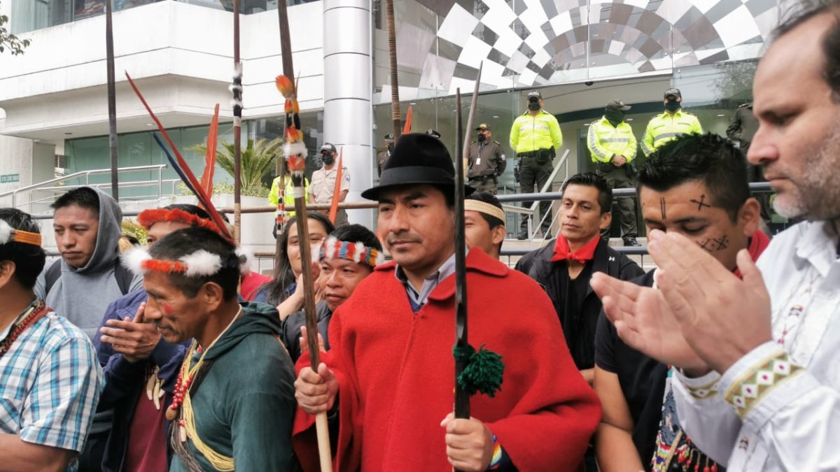Leonidas Iza en una protesta en los exteriores de la Corte Constitucional este martes.