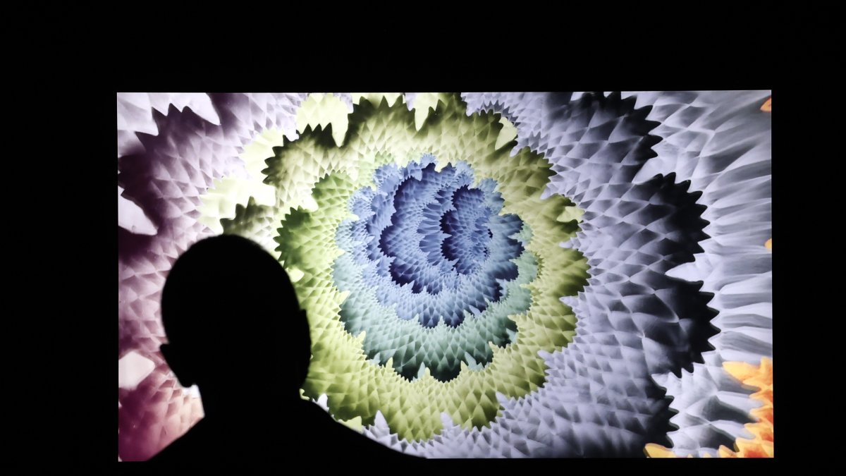 Un hombre observa una obra de arte digita NFT, dedicada exclusivamente a obras de arte NFT en Nueva York.