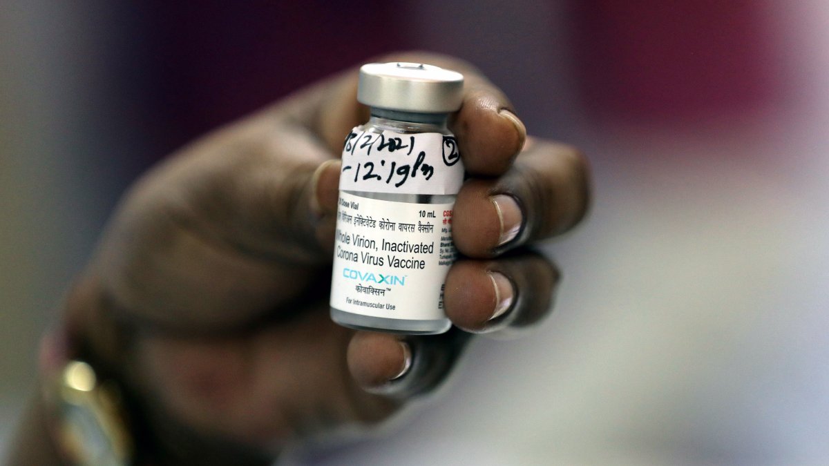 Un trabajador de la salud sostiene la vacuna contra la covid-19 Covaxin, desarrollada por Bharat Biotech en febrero de 2021.