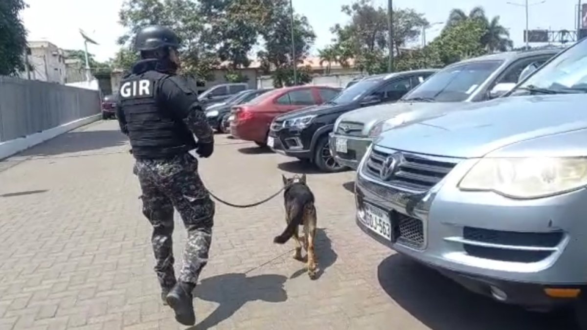 El personal Antiexplosivos del GIR revisó también los parqueaderos para descartar la novedad.