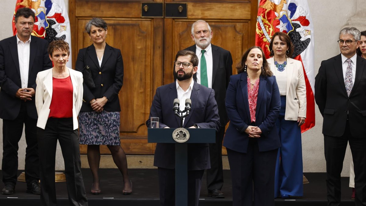 El presidente de Chile, Gabriel Boric (c), acompañado de los ministros de su Gobierno durante la ceremonia de cambio de Gabinete del Gobierno, este 6 de septiembre de 2022.