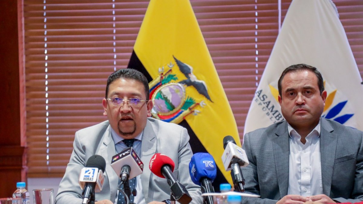 En las mesas de diálogo Ejecutivo- Legislativo no está incluido en lo absoluto el tema consulta popular.