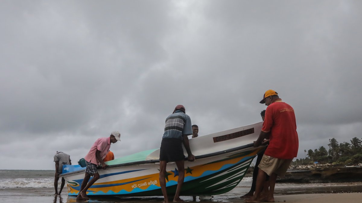 Miles de pescadores en Sri Lanka se debaten entre ir a trabajar sin ganancias o quedarse en tierra al no poder hacer frente a la subida récord en los precios del queroseno . EFE