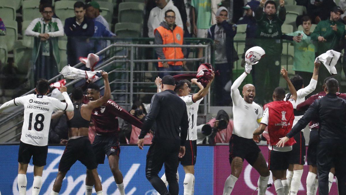 Los jugadores de Paranaense celebraron al final de su partido de las semifinales de la Copa Libertadores contra Palmeiras por llegar a la final de este campeonato