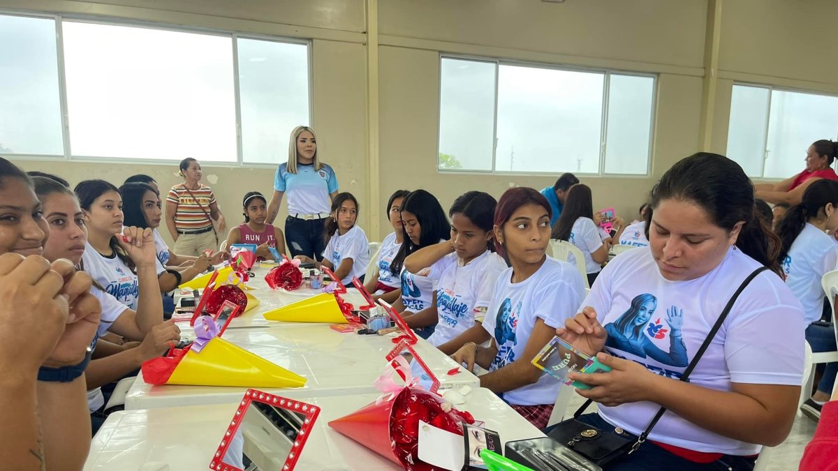 María Fernanda Vargas ofreció un curso de automaquillaje en su campaña.