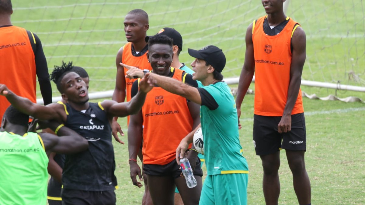 Fabián Bustos realiza su primer entrenamiento con Barcelona.