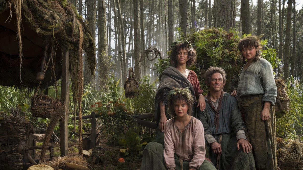 Fotograma cedida por Amazon Studios donde aparecen, de izq. a dcha., Markella Kavenagh como Elanor 