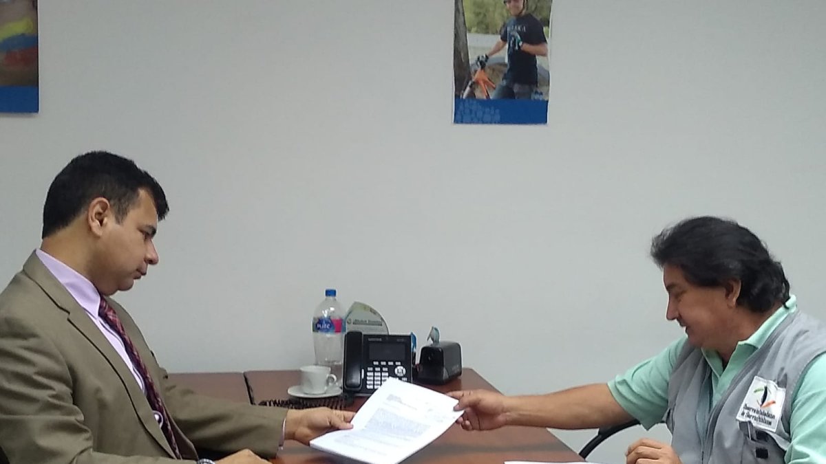 César Cárdenas, del Observatorio Ciudadano entrega el pedido a Francisco del Pözo, delegado de Defensor del Pueblo en Guayas.