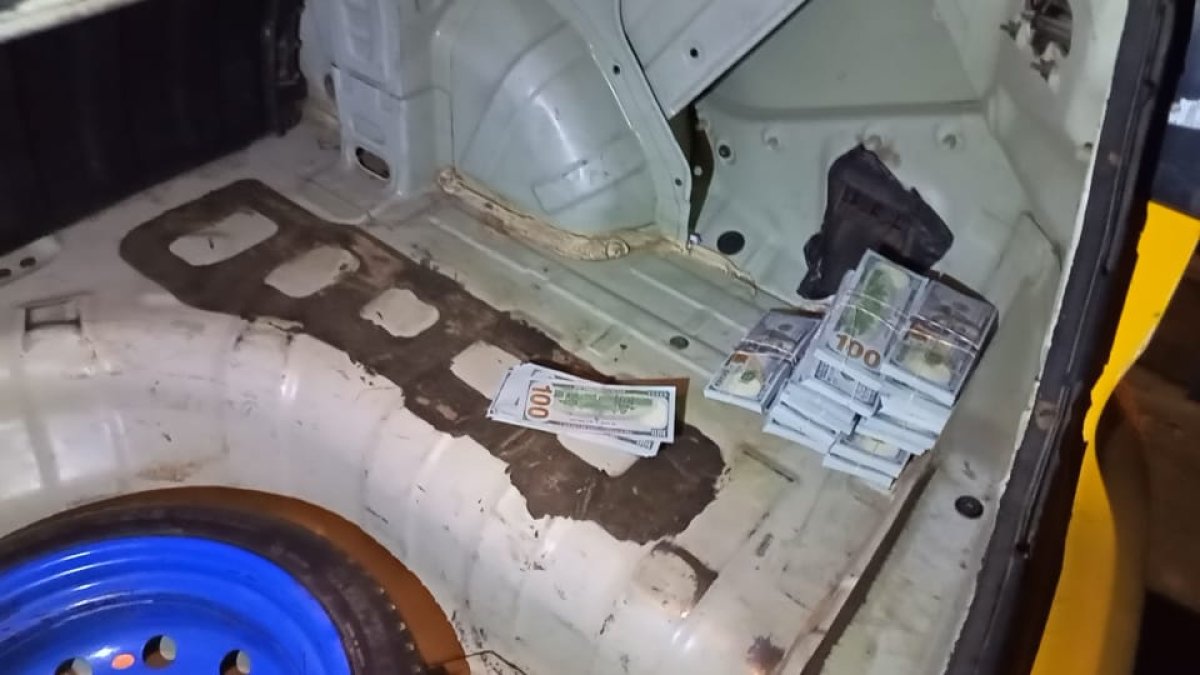 Hallazgo. Militares encontraron más de 21.000 dólares en la cajuela de un taxi.