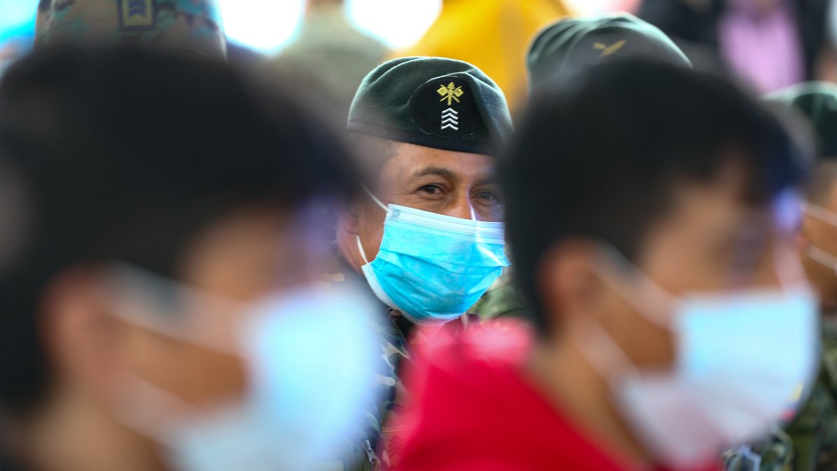 Personas con mascarillas en Quito (Ecuador), en una fotografía de archivo.