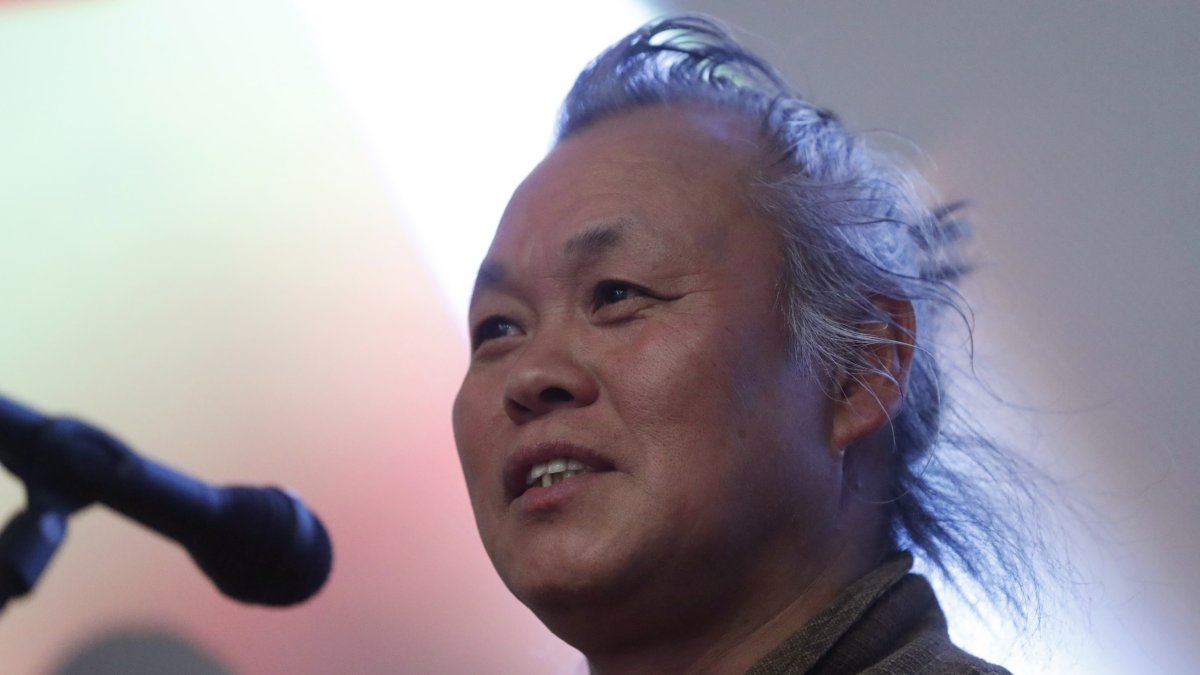 Fotografía de archivo del director de cine surcoreano Kim Ki-duk durante la presentación de su película ''Humano, espacio, tiempo y humano'' en el Festival de Cine de Moscú en abril de 2019.