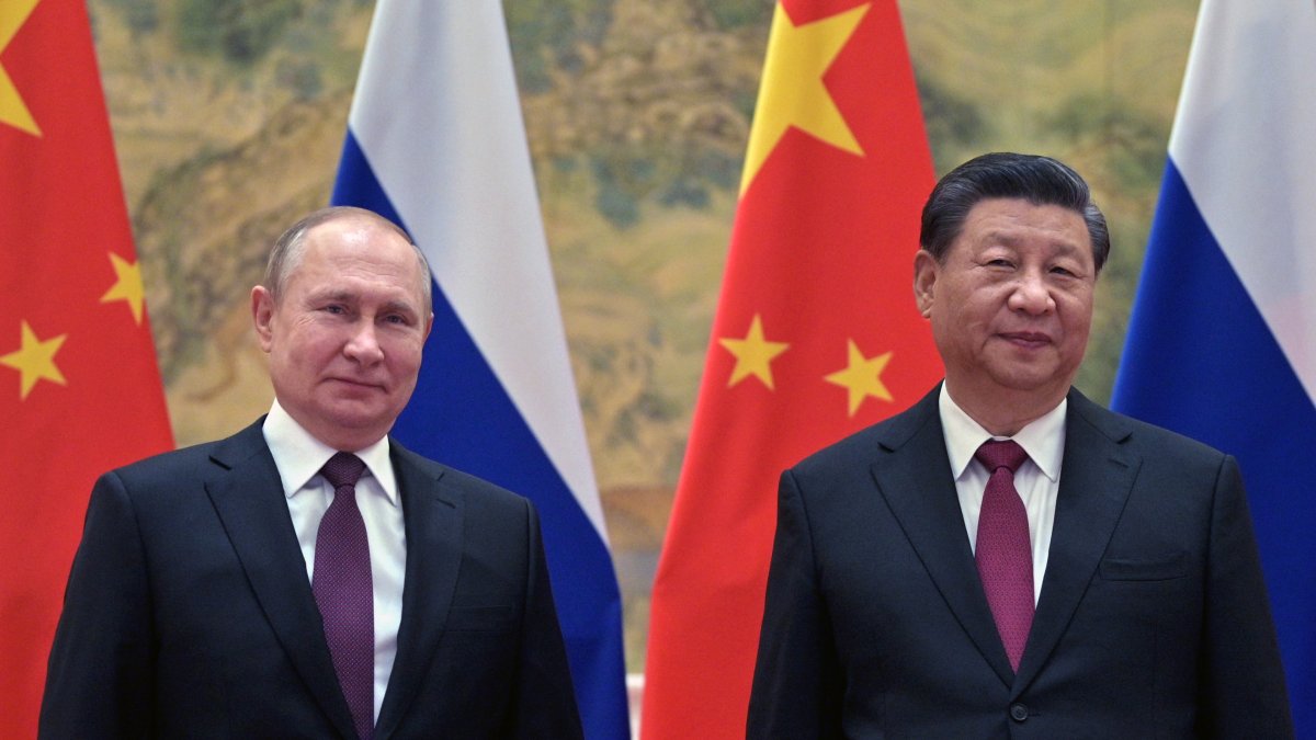 El presidente ruso, Vladimir Putin (izq), y su homólogo chino, Xi Jinping (der), posan para una fotografía durante su reunión en Pekín el 4 de febrero de 2022.