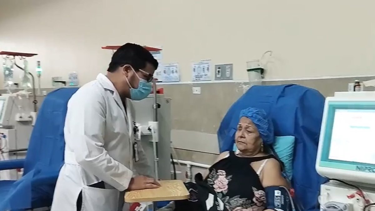 El gerente visitó la Unidad de Diálisis para desmentir que se solicita la compra de fármacos.