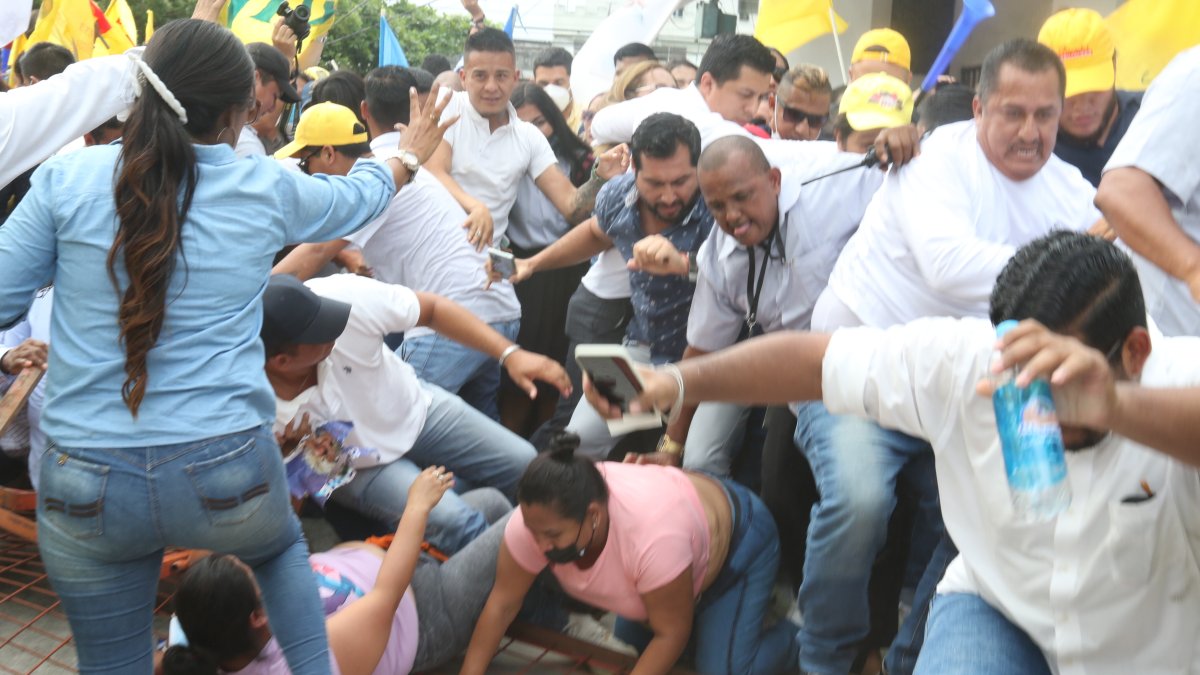Escenario. Simpatizantes de la alianza Partido Social Cristiano - Madera de Guerrero ocasionaron disturbios durante la inscripción de candidaturas. 