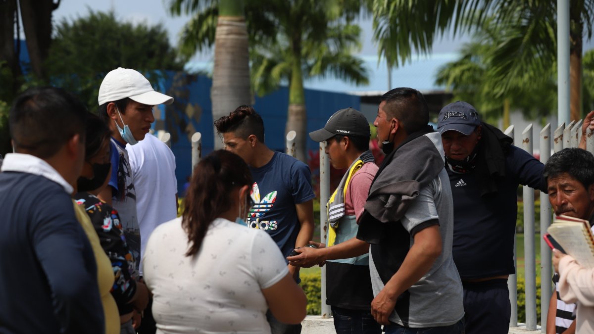 Pedido. La seguridad es el principal pedido de la ciudadanía, ayer familiares de una víctima asesinada en Durán esperaban noticias en los exteriores de la morgue.