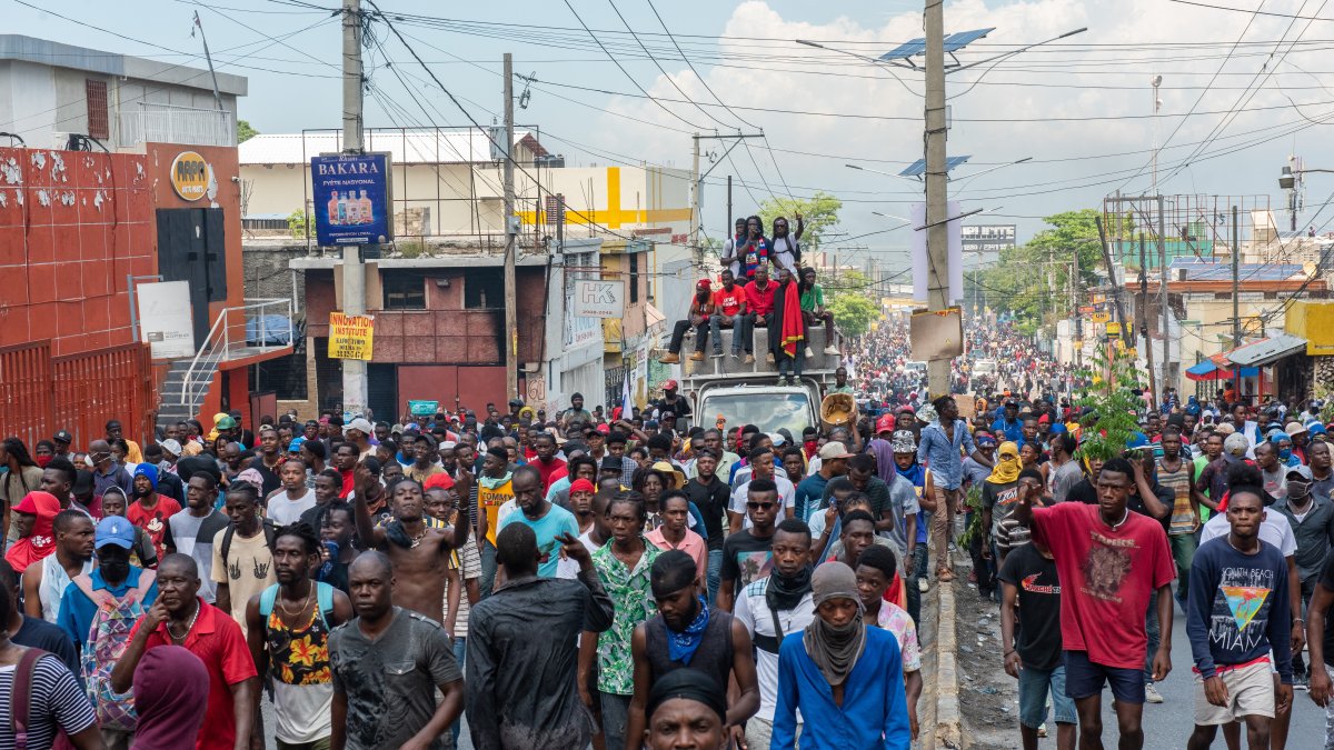 Miles de haitianos salieron hoy miércoles 7 de septiembre a las calles para protestas por varios motivos, especialmente los alimentos.