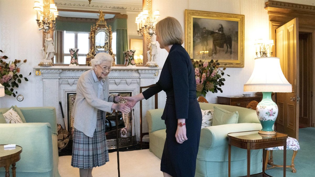 La reina Isabel II recibe a Liz Truss durante una audiencia en Balmoral, Escocia, este 6 de septiembre.