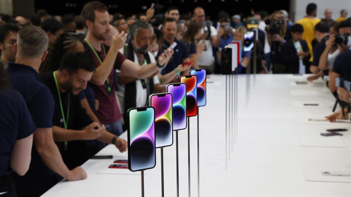 Medios observando al nuevo iPhone 14.