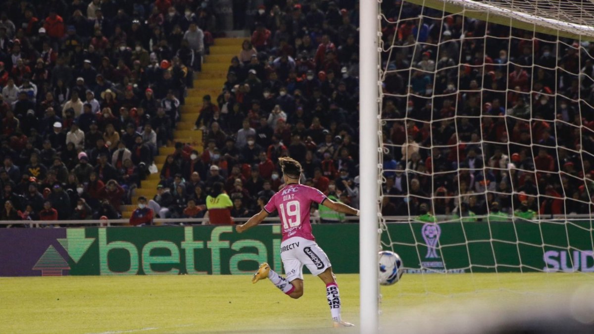 Lautaro Díaz celebra el gol que anotó y que coloca en ventaja a los rayados
