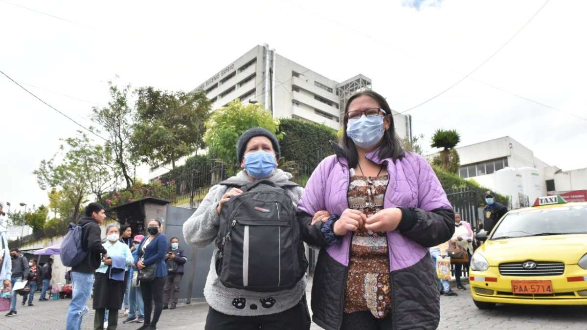 Doña Cruz María y su hija saliendo del Hospital Eugenio Espejo en Quito.