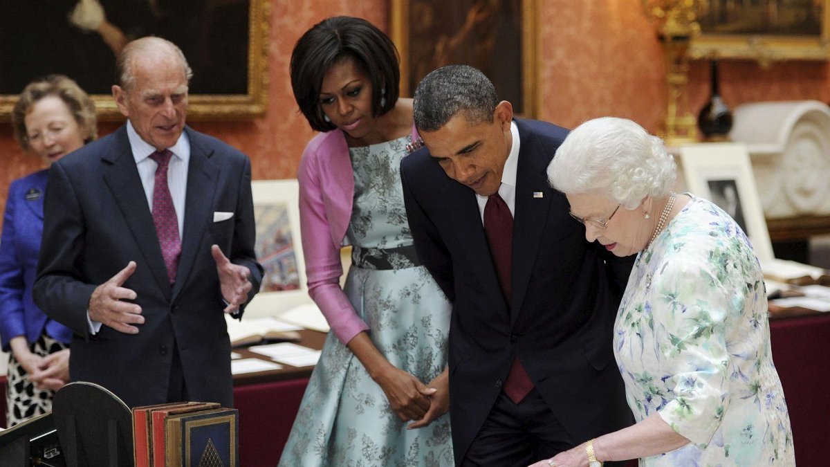 La reina Isabel II (derecha) y su esposo, el príncipe Felipe (izquierda), muestran al espresidente estadounidense Barack Obama (2-derecha) y su esposa Michelle la Colección Real en el Palacio de Buckingham en mayo de 2011.