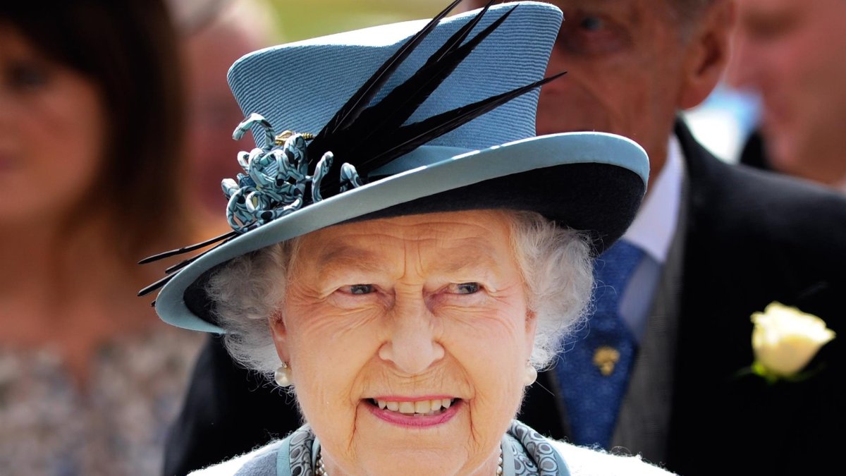La reina Isabel II llega al hipódromo de Epsom Downs, en las afueras de Londres, el 1 de junio de 2013.