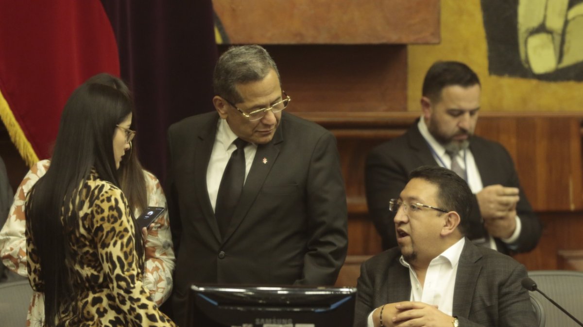 Veloz y Almeida dialogan con Virgilio Saquicela antes de iniciar la sesión, pero desaparecieron cuando su buscaba quien sustente la moción de censura y destitución.