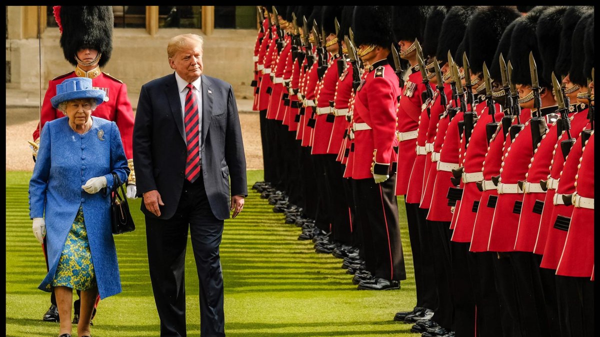 Cuando estaba en la Casa Blanca y en una de sus muchas salidas de tono, Trump (d) rompió el protocolo en una reunión con Isabel II en 2018 en los jardines del castillo de Windsor, al caminar unos pasos por delante de la reina, mientras ella intentaba adelantarlo. En una imagen de archivo.