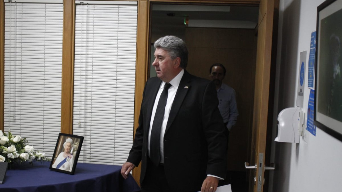 Anuncio. El embajador Chris Campbell lamentó el deceso de la monarca.