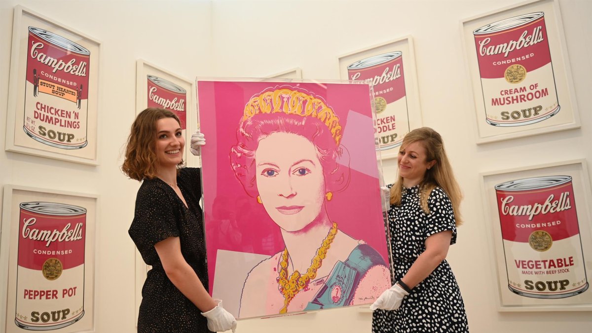 Trabajadoras de la la Phillips Gallery de Londres posan con la obra 