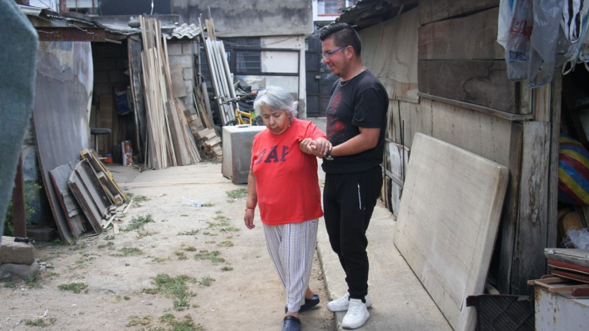 Situación. El retraso en la cirugía de Angélica ha provocado que a la fecha ya no pueda caminar sola.