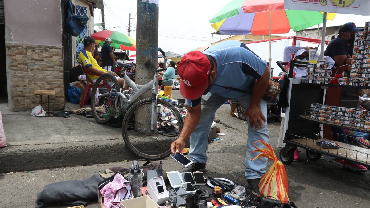 Decenas de personas cotizan y compran artículos usados en mercados del Suburbio de Guayaquil