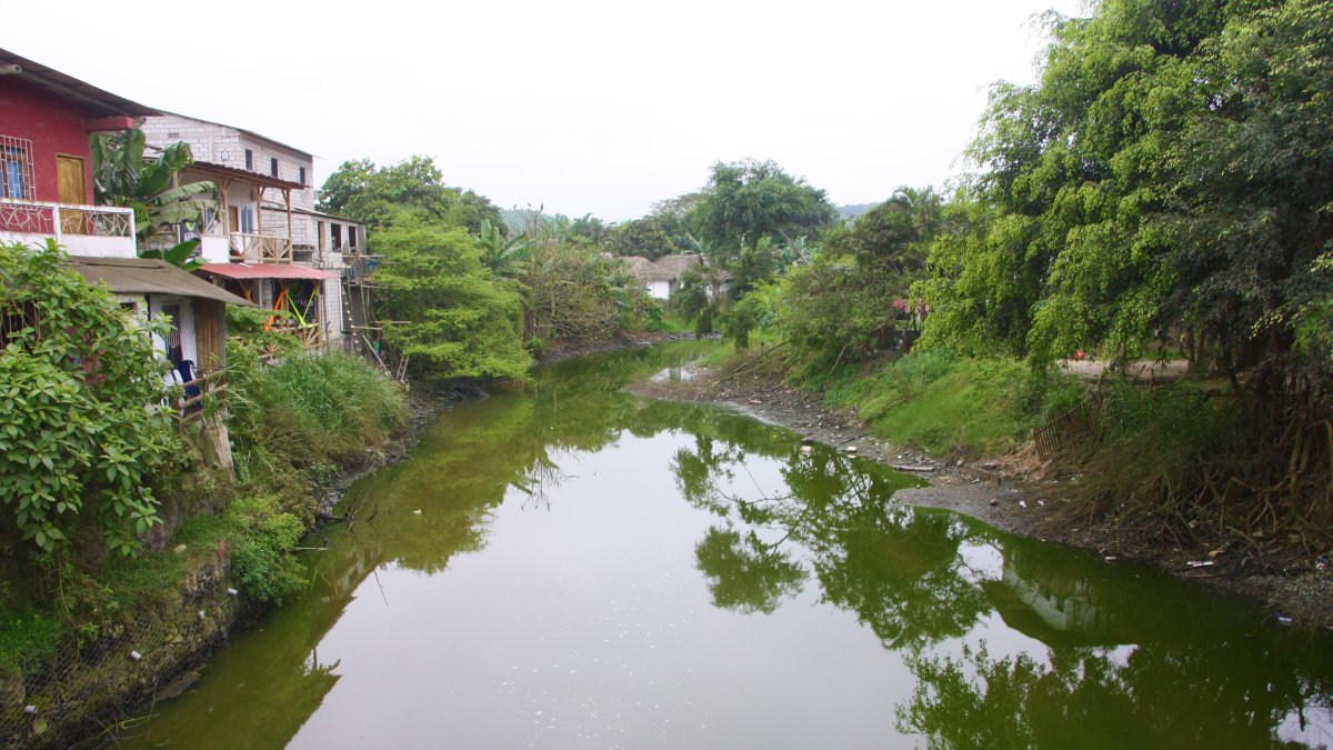 El estero. Emana malos olores todo el tiempo, pero estos se intensifican el fin de semana que van los turistas.