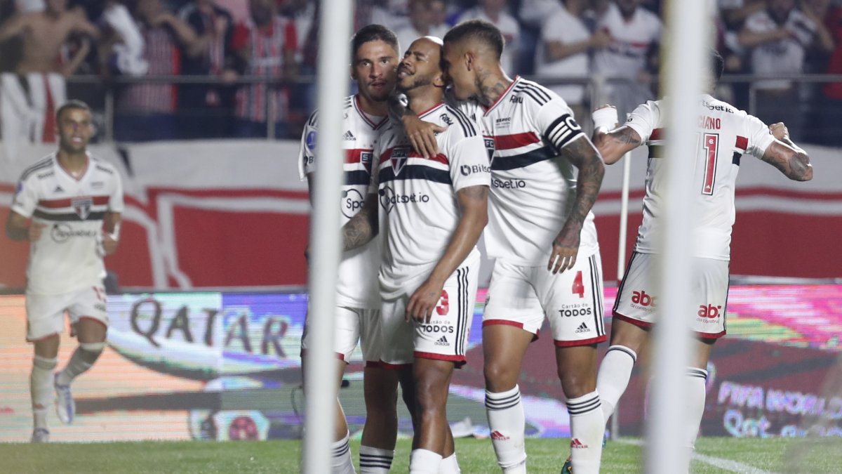 Patrick Bezerra (c) de Sao Paulo celebra junto a sus compañeros el gol que los llevó a la tanda de penales