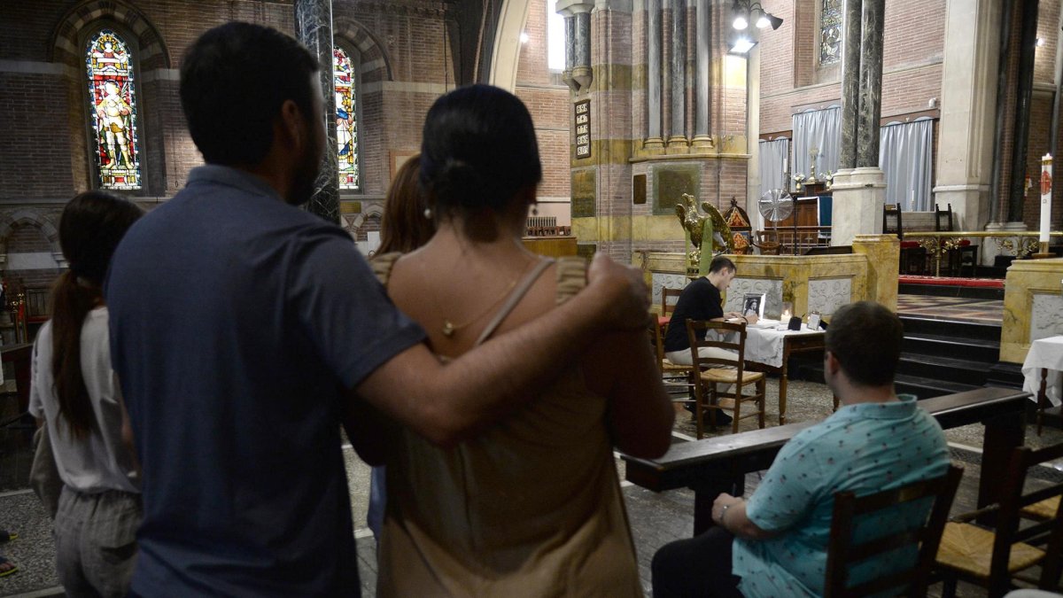 Personas firman en un libro de condolencias por la difunta reina Isabel II en la iglesia anglicana de Todos los Santos en Via del Babuino en Roma este 9 de septiembre.
