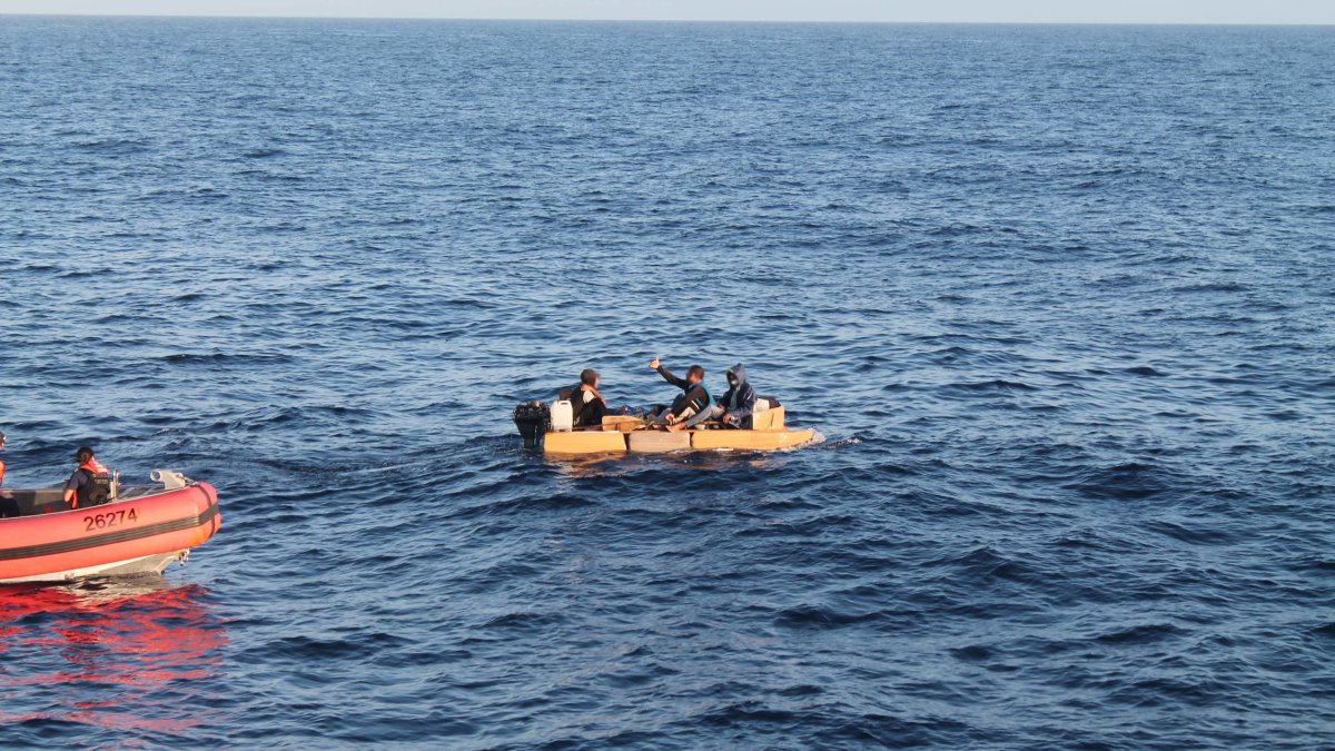 Fotografía cedida por la Guardia Costera estadounidense donde se aprecia a la tripulación del guardacostas Margaret Norvell con inmigrantes cubanos el 18 de febrero de 2022