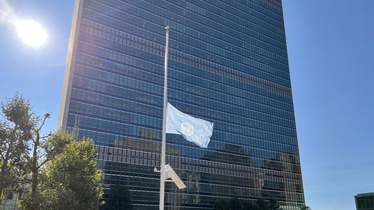 Fotografía de la bandera en la sede principal de las Naciones Unidas a media asta en señal de respeto a la reina británica Isabel II, hoy en Nueva York (EE.UU.).