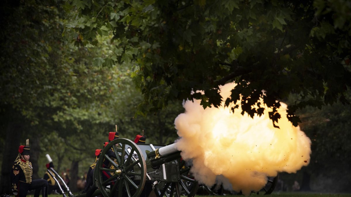 Noventa y seis salvas de cañón, una por cada año de su vida, disparadas simultáneamente desde varios puntos emblemáticos del Reino Unido despidieron este viernes a la reina Isabel II, la monarca británica más longeva, que el pasado 6 de febrero cumplió siete décadas en el trono.