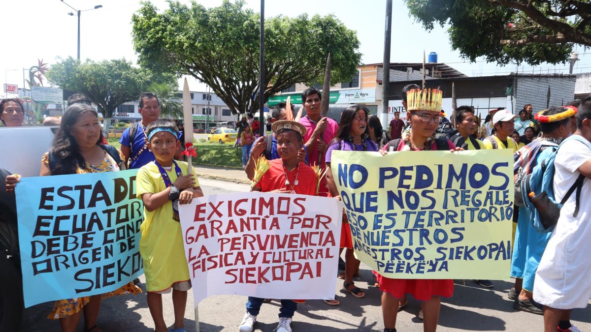 Fotografía cedida hoy por Milena Piaguaje que muestra a indígenas de la nación Siekopai, mientras se manifiestan tras presentar un recurso en defensa de sus territorios en la localidad de Shushufindi, provincia de Sucumbíos (Ecuador).