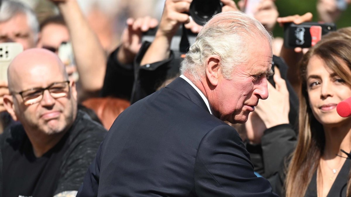 El rey Carlos III saluda a los llegados hasta el Palacio de Buckingham para darle la bienvenida en Londres este 9 de septiembre.