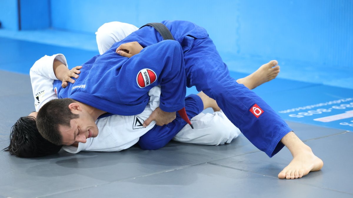 El peleador Sebastián Guevara  (azul) realizando 'sparring' durante su primera sesión de entrenamiento.