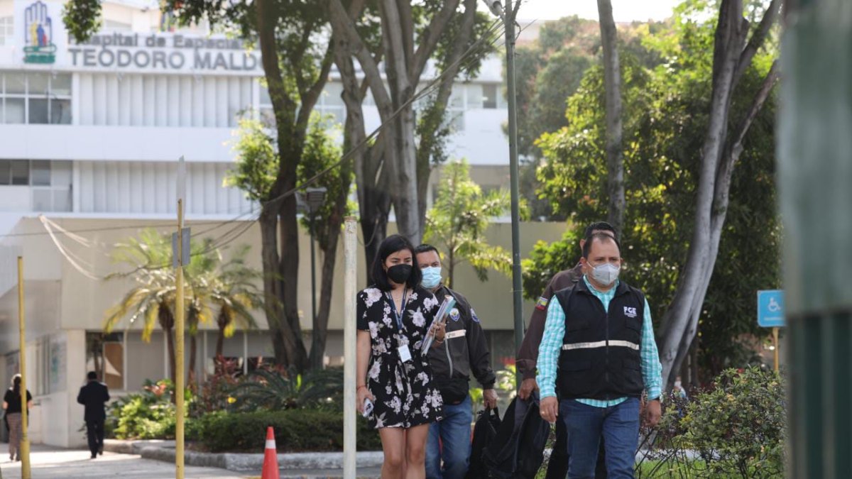 A la casa de salud, en el sur de la urbe, llegaron agentes policiales junto a César Suárez, el fiscal a cargo