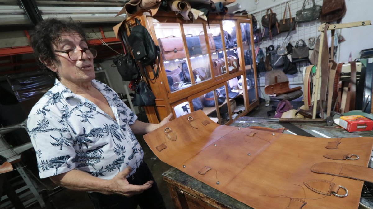 Labor. En Alfredo Baquerizo Moreno y Mendiburo, Manolo Fernández tiene su negocio, donde elabora diferentes artículos.