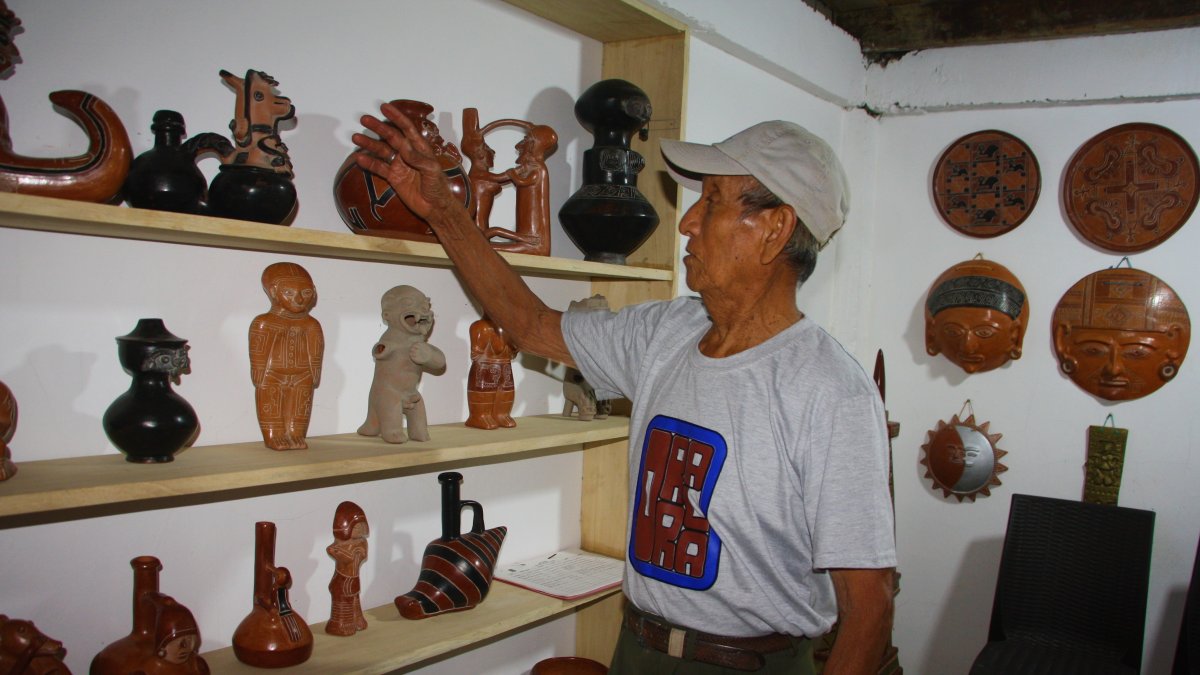 El taller. Juan Orrala muestra orgulloso los objetos en barro que elabora y que exhibe en su taller en Valdivia.